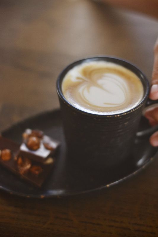 Oval asjett 17x11 cm brun