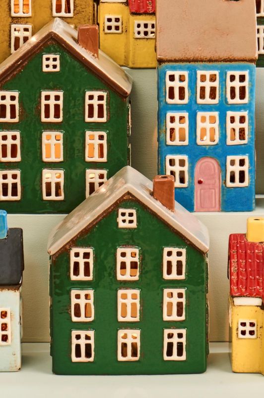 Hus til telys Nyhavn grøn m/gul dør på siden